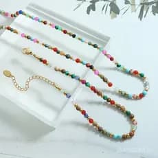 Colar feminino de estilo boêmio com elementos metálicos simples, pedras naturais multicoloridas e contas, em aço titânio