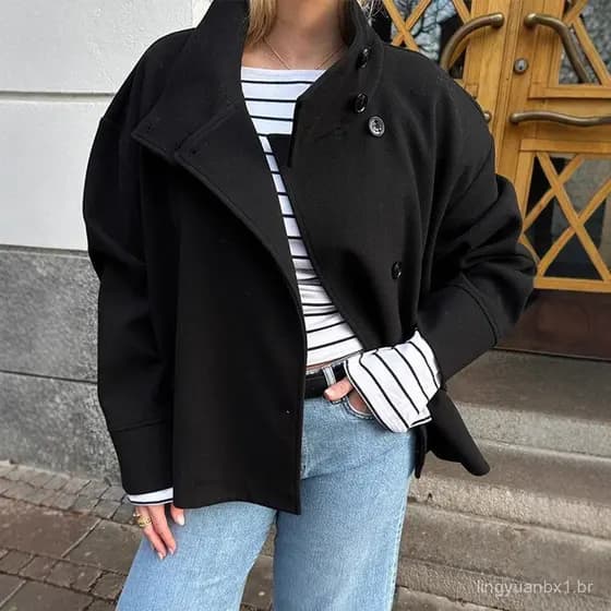 Casaco feminino elegante de lã com gola alta e botões, de manga longa.