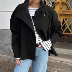 Casaco feminino elegante de lã com gola alta e botões, de manga longa.