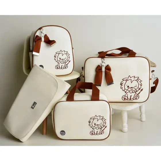 Kit Bolsa Maternidade 4 Peças Luxo Leãozinho Completo Mochila Bolsa G Bolsa M e Trocador Davi Baby