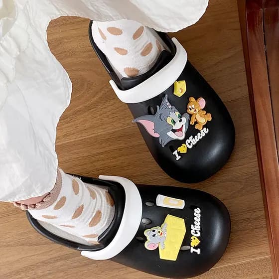 Buraco dos desenhos animados sapatos femininos verão exterior Wear 2025 novo estilo de sola grossa antiderrapante estuda