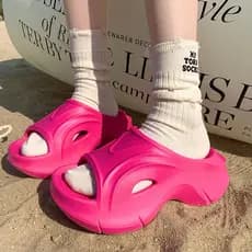 Chinelos de sola grossa femininos verão exterior Wear high-End sentimento 2025 novo estilo beira-mar praia Super quente