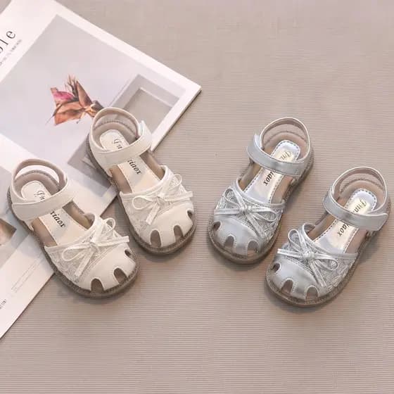 Meninas sandálias de verão 2026 novo estilo sapatos infantis meninas prata verão sola macia Baotou bebê menina princesa