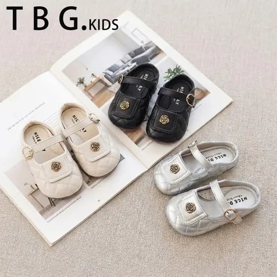 Meninas Baotou chinelos ao ar livre Wear verão 2026 novo estilo antiderrapante menina sapatos de bebê interior princesa