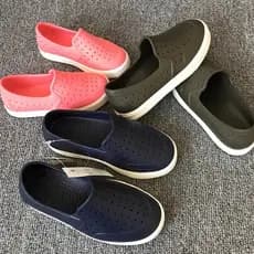 Sapatos de jardim europeus americanos sapatos infantis ocos respiráveis com buracos crianças meninos meninas capa leve p