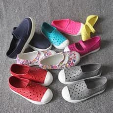 Europeu americano único leve sapatos de jardim buraco sapatos meninas sandálias estilo verão crianças vadear sapatos pla
