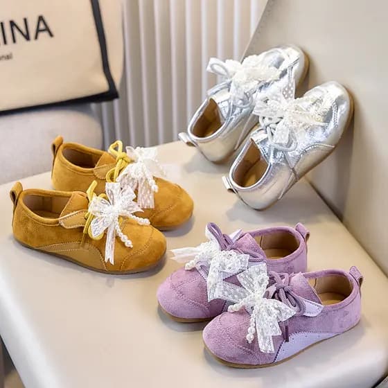 Meninas tênis 2026 outono novo estilo meninas pérola arco cinto de renda sola macia Casual tênis de treinamento alemão