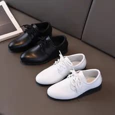 Sapatos de couro fosco para meninos 2026 outono novo estilo médio grande crianças bico fino sola macia sapatos de desemp