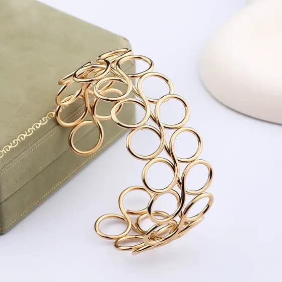 Pulseira aberta retrô europeia-americana de aço inoxidável - Pulseira de estilo doce e moderno banhada a ouro verdadeiro