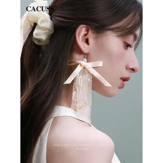 [Jinhua] CACUSS Brincos de pérola novo estilo chinês orelha gancho arco brincos feminino Retro renda brincos caixa de pr