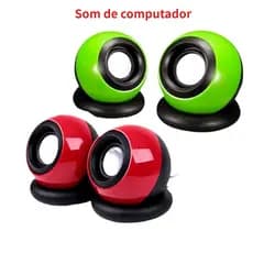 Um par de alto-falantes mini com alimentação USB, com controle independente de volume, compatível tanto com laptops como