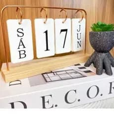 Calendário de Mesa Decorativo com Plaquinhas Preto/Dourado Permanente Escritório Luxo