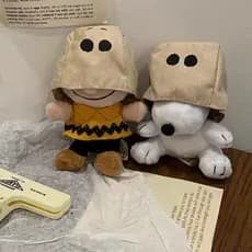 Brinquedo de pelúcia Snoopy, pequeno pingente, boneco de brinquedo em saco de papel Snoopy, decoração de bolsa, chaveiro
