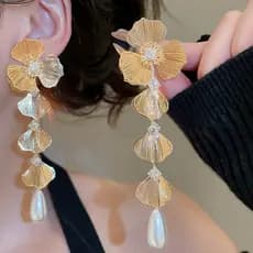 Um par de brincos com pingentes de pérolas e flores de zircônia, hastes de prata banhadas a ouro 18K AHQF