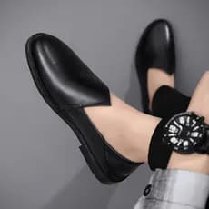 Sapatos masculinos 2024 novos sapatos de couro casuais britânicos de couro genuíno deslizamento em ervilhas preguiçosas
