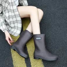 Sapatos de água Botas de chuva femininas de cano médio Moda verão Novo estilo Botas de chuva antiderrapantes impermeávei