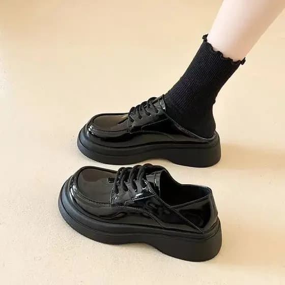 Preto estilo britânico pequenos sapatos de couro feminino 2026 primavera novo estilo mocassins All-Match Retro sola gros