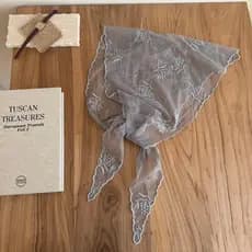 Renda francesa pequena flor lenço de seda feminino verão bonito doce gravata lenço de cabelo Streamer triângulo cachecol