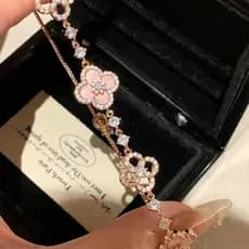 Pulseira Medieval rosa Fritillaria trevo de quatro folhas Micro-incrustada zircão oco luz de alta qualidade Lu