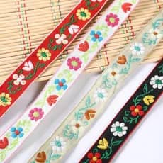 Fornecimento direto em estoque de fitas coloridas bordadas em estilo étnico com pequenas flores para acessórios de vestu