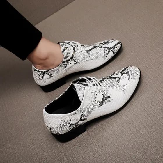 Branco cinza estilo britânico pele de cobra padrão Derby sapatos masculinos apontados sapatos de couro respirável tamanh
