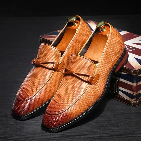 2026 novo estilo versão coreana deslizamento-em sapatos de couro masculino tecido padrão negócios Casual Retro borla sap