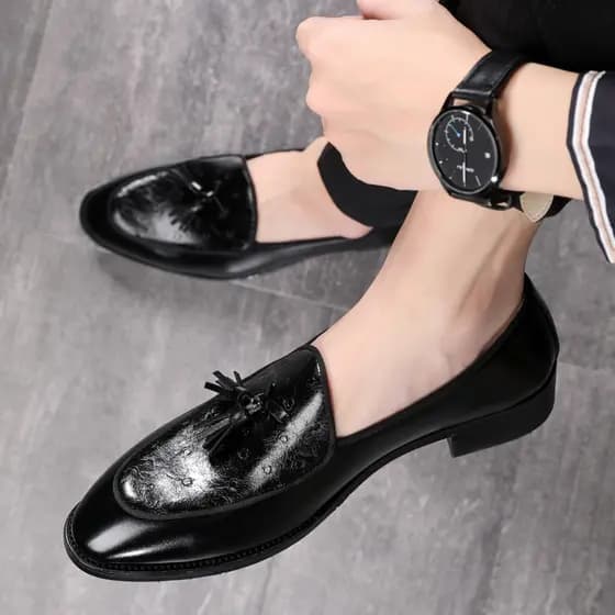 Slip-on mocassins masculinos borla moda britânica deslizamento-on pequenos sapatos de couro apontou Toe Casual ervilhas