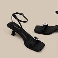 Lindas sandálias de dedo aberto com alça plana e strass, roupa externa feminina 2025, verão, novo estilo, fada com saia,