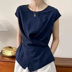 Azul marinho sem gola pequena camisa de manga voadora feminina 2025 verão novo estilo Irregular cruz Diagonal botão cole