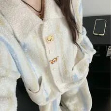 2026 novo estilo Coral velo pijamas feminino inverno estilo japonês doce simples listrado quente Cardigan meio lado velo
