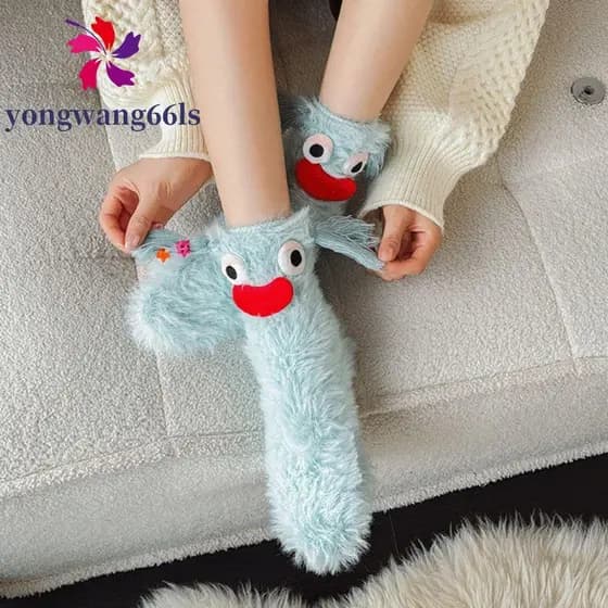 YONGWANG Meias Tubulares Engraçadas , Femininas Com Borlas De Pelúcia Quentes De Desenho Animado De Lã Coral