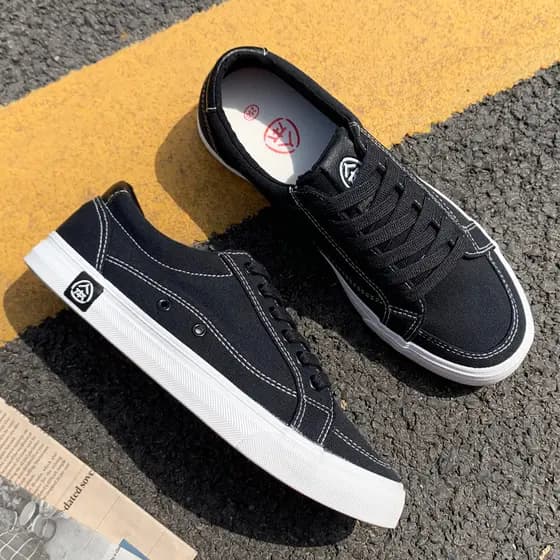 Sapatos de lona humano masculino 2026 primavera novo estilo na moda masculino baixo-Top preto Casual sapatos masculinos