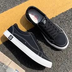 Sapatos de lona humano masculino 2026 primavera novo estilo na moda masculino baixo-Top preto Casual sapatos masculinos