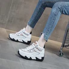 Pai sandálias de couro grosso moda interior oco sola leve 2026 Retro altura crescente sapatos casuais verão feminino