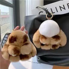 Chaveiro de pele de coelho, feito de liga metálica, com pingente de pelúcia para bolsa.