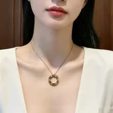 2026 novo estilo Street Wear redondo pingente colar feminino nicho luz luxo de alta qualidade titânio aço não-desbotamen