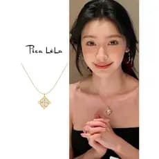 colar aço inoxidável colar femenino Colar dourado com pingente de flor de quatro folhas, luz feminina, luxo, novo esti