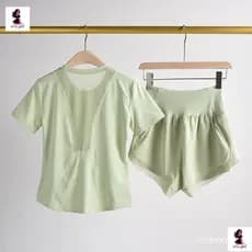 Conjunto esportivo de duas peças em tamanho grande, composto por camiseta de manga curta e shorts de malha de secagem rá