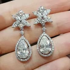 Brincos em forma de flor clássicos em forma de gota com senso de design oco Jóias micro-incrustadas de temperamento de d