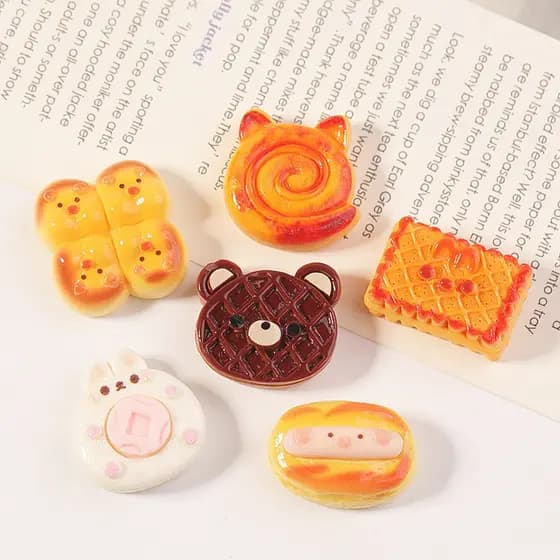 10 Pçs/Saco Simulação Dos Desenhos Animados Biscoitos Pão Resina Flatback Encantos Para DIY Jóias Creme Cola Geladeira Í