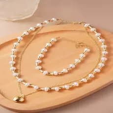 Conjunto colar e pulseira de pérolas com pingentes