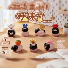 Novo estilo 2026 estilo de venda quente aqui vem girando caixa misteriosa boneca casa decorações de mesa ornamentos na m