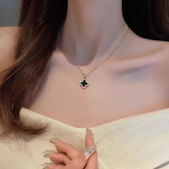 [Estoque pronto] Colar de trevo de quatro folhas feminino luz luxo clavícula corrente 2023 novo estilo elegante All-Matc