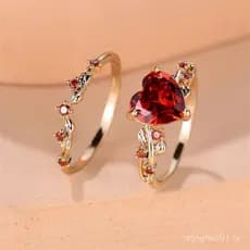 Um anel de rubi elegante, simples e de estilo vintage, cravejado com zircônia e diamantes.