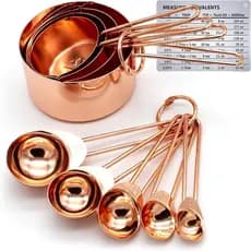 Conjunto de 8 Copos e Colheres Medidoras de Cobre e Aço Inoxidável com Medidas Gravadas, Bicos para Servir e Acabamento