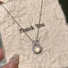 Colar com Pingente de Laço de Diamante Brilhante e Olho de Gato para Mulheres, Corrente de Clavícula de Luxo Leve, Desig