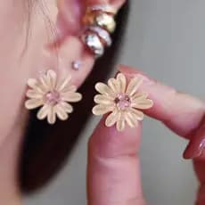 Pequena margarida brincos feminino nicho Design High-End luz luxo temperamento brincos 2025 novo estilo brincos doces