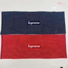 Toalhas Supreme 22fw Tenugui (Conjunto de 2) com logotipo na caixa, um conjunto de duas unidades.