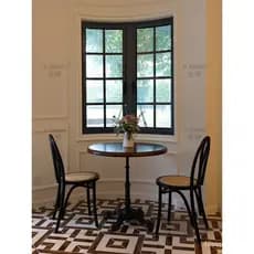 Conjunto de mesa e cadeiras de madeira maciça estilo retrô americano para restaurantes, bares e lojas de sobremesas, mes