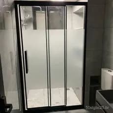 Banheiro com três portas interligadas, divisória de banheiro com três painéis, porta de vidro deslizante, um painel fixo